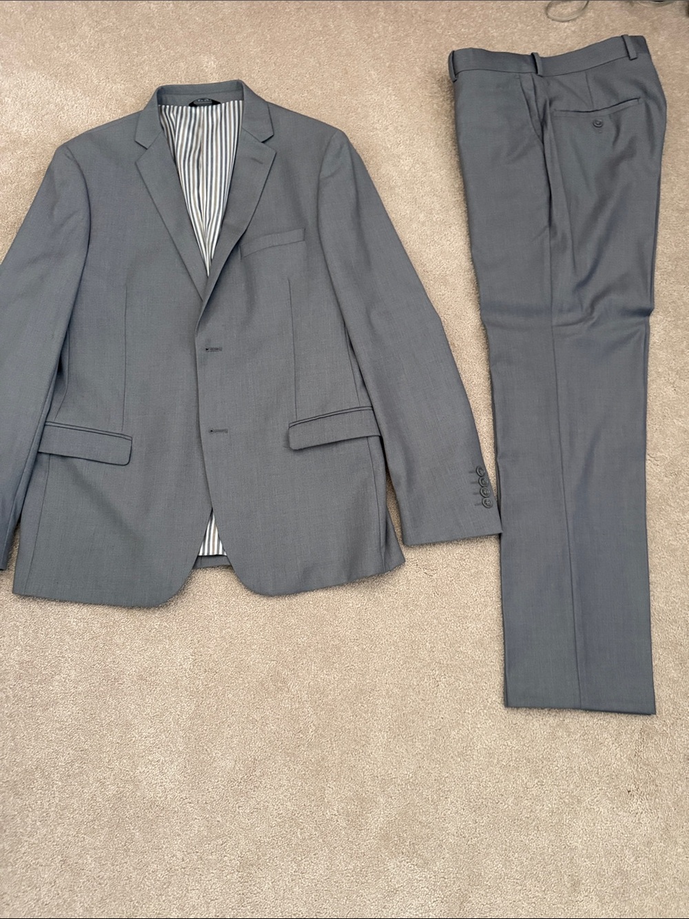 Men's Gray Two-Piece Suit - Tailored Jacket & Trousers